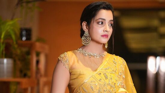 அபர்ணதி புரமோஷனுக்கு வரவில்லைஅந்த வகையில் இந்த படத்தின் தயாரிப்பாளர் வேலாயுதம் புதிய தயாரிப்பாளராக இருந்தபோதும் கூட, மிக தைரியமாக,நேர்த்தியாக இந்த படத்தை ரிலீஸ் வரை கொண்டு நிறுத்தி இருக்கிறார் அவருக்கு என்னுடைய வாழ்த்துகள். இந்தப் படத்தில் நடிகர் லிங்கேஷ் நடிகை அபர்ணதி உள்ளிட்ட பலர் நடித்திருக்கிறார்கள். அவர் அபர்ணதி மிகவும் சிறப்பாக நடித்திருக்கிறார். ஆனால் இதில் வருத்தமான செய்தி என்னவென்றால் அபர்ணதி புரமோஷனுக்கு வரவில்லை. பிரமோஷனுக்கு அவரை அழைத்த போது, நான் வரமாட்டேன் ப்ரமோஷனுக்கு தனியாக காசு கொடுத்தால் மட்டுமே நான் வருவேன் என்று கூறினார். அது எங்களுக்கு மிகவும் புதிதாக இருந்தது. அதுமட்டுமல்ல அவர் பிரமோஷனுக்கு வருவதற்கு சில நிபந்தனைகளையும் விதித்தார். அதை எல்லாம் இங்கு பேசினால் மிகப்பெரிய சர்ச்சையாக மாறிவிடும். மேடையில் அவர் யாருடன் உட்கார வேண்டும் என்பது வரை அதில் அடங்கியிருக்கிறது.&nbsp;பேசினார்.