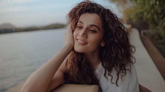 HBD Taapsee Pannu: தமிழ் நடிகர் மஹத் உடல் 2012ல் டாப்ஸி பயங்கரமாக கிசுகிசுக்கப்பட்டார். நண்பராக, காதலரா என்கிற புரிதல் இல்லாமல், பல்வேறு கிசுகிசுக்களை அவர் சந்தித்தார். அதற்கேற்ப சம்பவங்கள் பல நடந்தன. இது போல பல சர்சைகளில் அவர் அடிக்கடி சிக்குவதுண்டு.&nbsp;