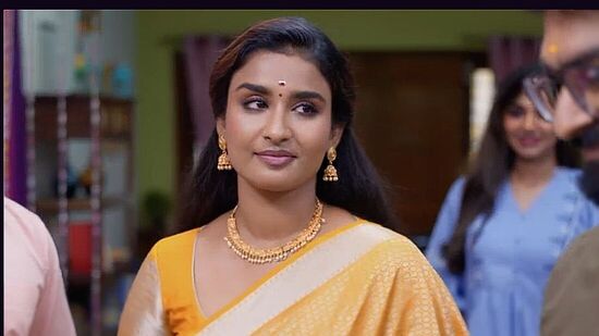 நிச்சயதார்த்த மேடையில் நடுங்கிய கௌதம் கைகள்.. விலகி நின்ற மதுமிதா நிச்சயதார்த்த மேடையில் நடுங்கிய கௌதம் கைகள்.. விலகி நின்ற மதுமிதா