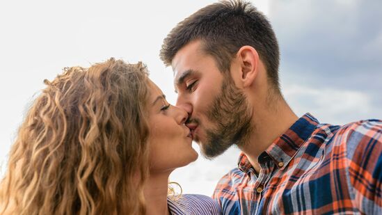 Kissing Benefits: பொதுவாக முத்தம் என்பது உறவில் ஆரோக்கியமான, அன்பான தடங்களை ஏற்படுத்தி ஒட்டுமொத்த நல்வாழ்வில் முக்கியப் பங்கு வகிக்கிறது.