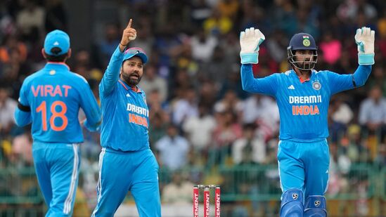 Sri Lanka vs India : இலங்கைக்கு எதிராக கருப்பு பட்டை அணிந்து விளையாடிய இந்திய அணியினர்.. ஏன் தெரியுமா?