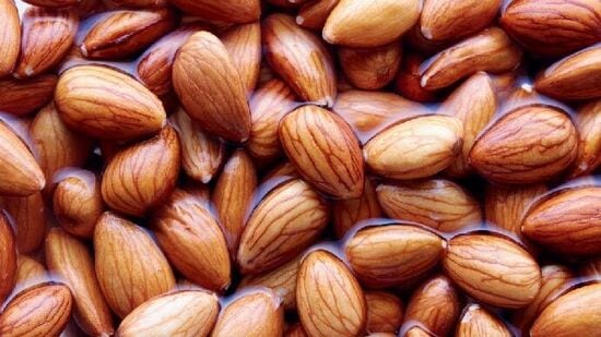 Almonds : இந்தியாவில் ஒருவர் தினமும் எத்தனை ஊற வைத்த பாதாம் சாப்பிட வேண்டும் தெரியுமா.. குழந்தைகளுக்கு எத்தனை தெரியுமா!