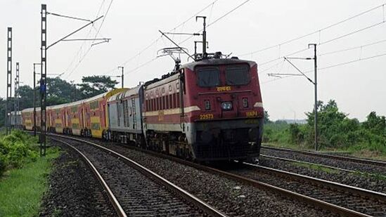 பராமரிப்பு பணி காரணமாக மதுரை மற்றும் திருவனந்தபுரம் ரயில்வே கோட்டங்களில் ரயில் சேவைகள் மாற்றம் செய்யப்பட்டுள்ளன. அதன் விபரம் இதோ..!