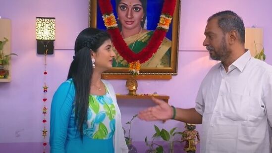 Marumagal serial: ஆரையிடம், சொத்தை எழுதி வாங்கி கொண்டு அடமானத்திற்கு கொடுக்க முடியாது என சிவபிரகாசத்தின் மனைவி உறுதியாக இருக்கிறார். இதனால் சிவபிரகாசம் கடுப்பில் தன் மகள் ஆதிரையிடம் இனியும் இப்படியே விட்டுவிட கூடாது என சொல்கிறார்.