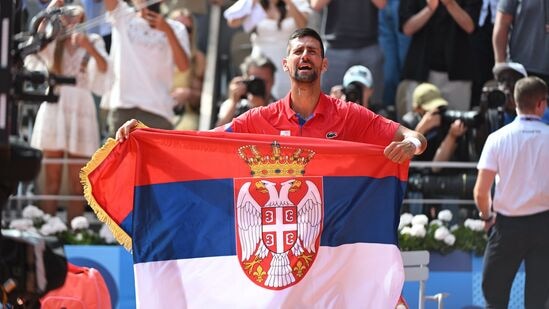 Novak Djokovic: ஒலிம்பிக்கில் தங்கம் வென்றார் ஜோகோவிச்.. மனைவி மற்றும் குழந்தையை அணைத்து உருக்கம்!