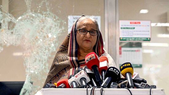 Bangladesh PM Hasina: நாட்டை விட்டு வெளியேறினார் வங்கதேச பிரதமர்.. ராணுவ ஆட்சி நடைமுறைக்கு வந்தது!