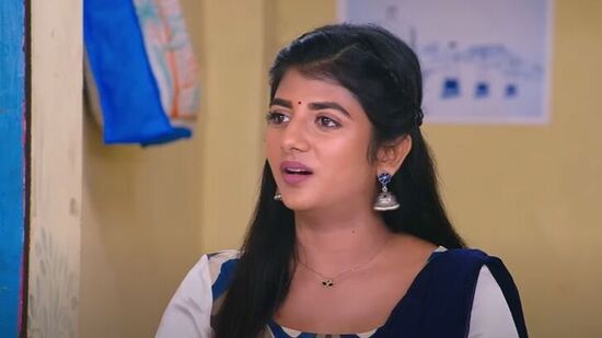 Marumagal serial: சிவப்பிரகாசம் சிக்கல் ஒன்றில் மாட்டிக் கொள்ள, அந்த இடத்திற்கு ஆதிரை வேகமாக வந்து கொண்டிருக்கிறார்.