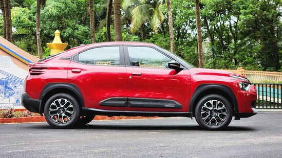 பக்க சுயவிவரத்தைப் பொருத்தவரை, Citroën Basalt ஒரு சிறிய சாய்வான கூரையைக் கொண்டுள்ளது, இது முதலில் கவனத்தை ஈர்க்கிறது. இது வழக்கமான கூபே எஸ்யூவியின் தன்மையைக் காட்டுகிறது. ஸ்போர்ட்டி அலாய் வீல்கள், சக்கரங்களில் தடிமனான கருப்பு உறைப்பூச்சு, கதவுகளின் சக்கர வளைவுகள், கருப்பு கிரீன்ஹவுஸ் பகுதி ஆகியவை பக்க சுயவிவரத்தில் உள்ள மற்ற வடிவமைப்பு கூறுகள். ஒட்டுமொத்தமாக, கார் ஒரு சில எழுத்து வரிகளைத் தவிர மென்மையாகத் தெரிகிறது.