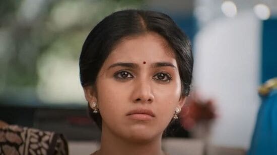 Singapenne serial: மூடி திறந்த கதவு; அந்தரங்க கோலத்தில் கருணா.. வெளு வெளுவென வெளுத்த ஆனந்தி.. விழி பிதுங்கிய மித்ரா!