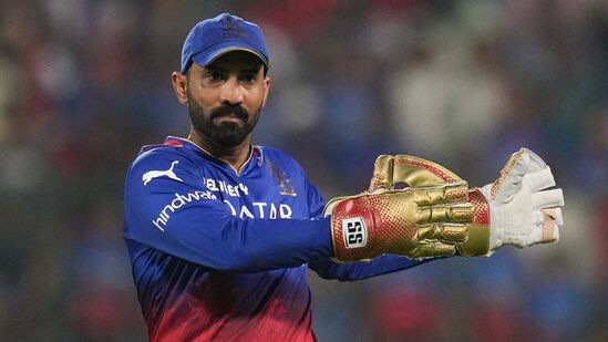 Dinesh Karthik: பார்ல் ராயல்ஸ் அணியில் இணைந்த தினேஷ் கார்த்திக்; SA20ல் முதல் இந்திய வீரர் ஆனார். இந்திய அணிக்காக விளையாடிய வீரரான இவர், ராயல் சேலஞ்சர்ஸ் பெங்களூரு அணியிலும் தவிர்க்க முடியாத வீரராக திகழ்ந்தார்.