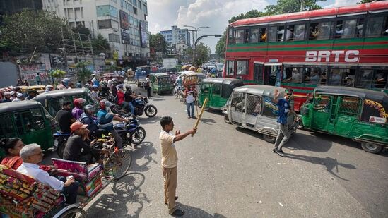 Bangladesh Crisis: டெய்லி ஸ்டார் அறிக்கையின்படி, பிரபல நாட்டுப்புற இசைக்குழு ஜோலர் கானின் முன்னணி தலைவர் ராகுல் ஆனந்தாவின் இல்லத்தில் திங்களன்று பாரிய சேதம் மற்றும் அழிவு ஏற்பட்டது என்றும் பாடகர் மற்றும் அவரது குடும்பத்தினரை ஒரு ரகசிய இடத்தில் தஞ்சம் புகுந்தனர் என்றும் தெரிவிக்கப்பட்டுள்ளது.