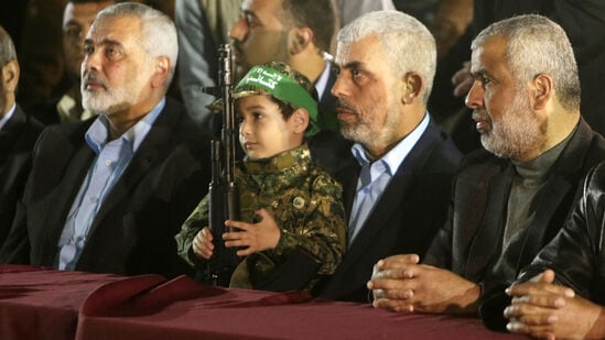 Hamas new chief Yahya Sinwar: ஹமாஸின் புதிய தலைவராக யாஹ்யா சின்வார் நியமனம்.. யார் இவர்? (Photo by MAHMUD HAMS / AFP)