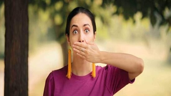 வெளியில் செல்லும்போது விக்கல் வந்தால், ஒரு கையை மற்றொரு உள்ளங்கையில் லேசாக வைத்து அழுத்தவும். மிகவும் கடினமாக அழுத்த முயற்சிக்க வேண்டாம். இது சிறிது நேரம் கழித்து விக்கல் நிறுத்தப்படும்.