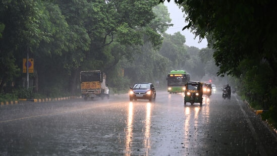 Rain Alert : மக்களே உஷாரா இருங்க.. ராணிப்பேட்டை,காஞ்சிபுரம், செங்கல்பட்டு உள்ளிட்ட 8 மாவட்டங்களில் கனமழை கொட்ட போகுதாம்!