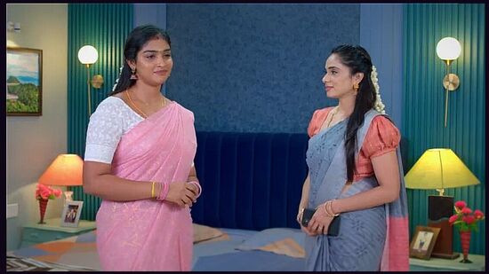 அபிராமி ஐஸ்வர்யாவை பிடித்து திட்டி விட்டாள். ரம்யாவை பார்க்க மாப்பிள்ளை வீட்டார் வருகை தர உள்ள நிலையில், மீனாட்சி, தீபா மைதிலி ஆகியோர் ரம்யாவை தயார் செய்கின்றனர்.&nbsp;&nbsp;மாப்பிள்ளை ரமேஷ் வீட்டுக்கு வர, ரம்யாவை காபி கொண்டு போய் கொடுக்க சொல்ல, அவள் நான் ஒரு பெரிய கம்பெனியோட முதலாளி; நான் எப்படி இதெல்லாம் செய்வேன் என்று சொல்கிறாள்.&nbsp;&nbsp;&nbsp;