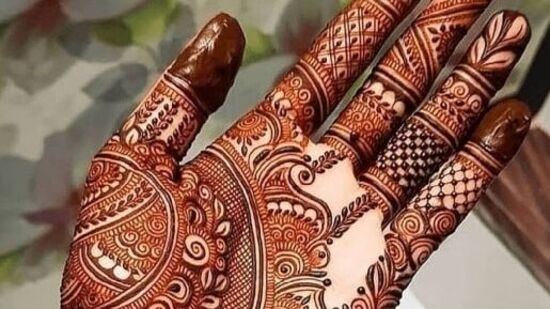 இந்த எளிய மெஹந்தி வடிவமைப்பை முயற்சிக்கவும். சிறிய வளைவுகளை வரைந்தால் போதும். இந்த வடிவமைப்பால் கைகள் பிரகாசிக்கும்.