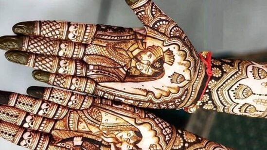 கொஞ்சம் ஆக்கப்பூர்வமாக வரையத் தெரிந்தவர்கள்.. மனித உருவங்கள், கணவன்-மனைவி இடையே உள்ள தொடர்பைக் காட்டும் இந்த வகை டிசைன்களை முயற்சிக்கவும்.