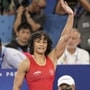 <p>Vinesh Phogat Disqualified: பாரீஸ் நகரில் நடைபெற்று வரும் ஒலிம்பிக் போட்டியில் மல்யுத்த பிரிவில் இறுதி போட்டிக்கு முன்னேறி உள்ள இந்திய வீராங்கனை வினேஷ் போகல் தகுதி நீக்கம் செய்யப்பட்டார். 50 கிலோ எடை பிரிவில் பங்கேற்றுள்ள வினேஷ் போகத் கூடுதலாக 100 கிராம் எடை உள்ளதால் ஒலிம்பிக் விதிப்படி தகுதி நீக்கம் செய்யப்பட்டார்.</p>