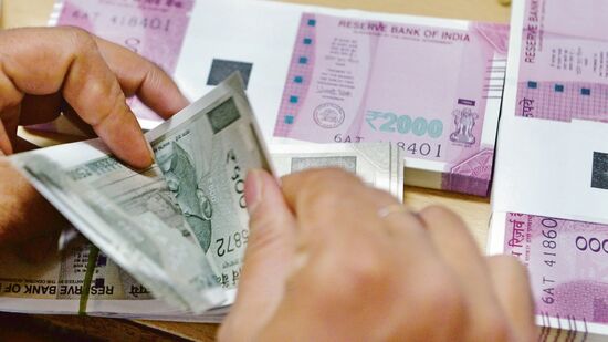 Rupee opens 2 paise higher: அமெரிக்க டாலருக்கு எதிரான இந்திய ரூபாயின் மதிப்பு 2 காசுகள் உயர்வு Rupee opens 2 paise higher: அமெரிக்க டாலருக்கு எதிரான இந்திய ரூபாயின் மதிப்பு 2 காசுகள் உயர்வு