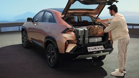 Tata Curve EV ஆனது 1.2C சார்ஜிங் வீதத்தைக் கொண்டுள்ளது, இது வெறும் 15 நிமிட சார்ஜிங் மூலம் 150 கிமீ தூரத்தை அடைய அனுமதிக்கிறது. இந்த வாகனத்தில் 123 kWh மோட்டார் பொருத்தப்பட்டுள்ளது, இது 8.6 வினாடிகளில் 0 முதல் 100 கிமீ/மணி வேகம் செல்ல உள்ளது.
