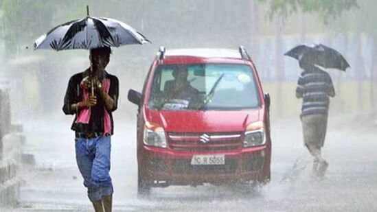 தமிழகம் நோக்கி வீசும் மேற்கு திசை காற்றின் வேக மாறுபாடு காரணமாக இன்றும், நாளையும் (ஆக.8,9) தமிழகத்தில் ஓரிரு இடங்களிலும் புதுச்சேரி, காரைக்கால் பகுதிகளிலும் இடி, மின்னல், பலத்த காற்றுடன் லேசானது முதல் மிதமான மழை பெய்யக்கூடும். மேலும் வலுவான தரைக்காற்று 30-40 கி.மீ வேத்தில் வீசக்கூடும்.