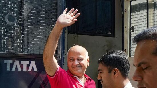 Manish Sisodia : டெல்லி முன்னாள் துணை முதல்வர் மணீஷ் சிசோடியா 17 மாதங்களுக்குப் பிறகு சிறையில் இருந்து வெளியே வருகிறார்.