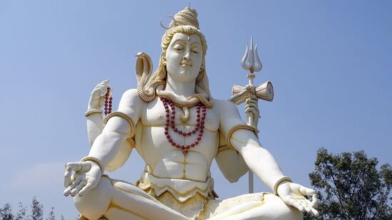Sawan 2024: இந்து நாட்காட்டியின்படி, ஆடி மாதத்தில் சில நாட்கள் சாவன் மாதம் என்றழைக்கப்படுகிறது. சாவன் மாதத்தின்படி, சிவபெருமானை வணங்க சிறந்த நேரமாக கருதப்படுகிறது. சாவன் மாதம், கடந்த ஜூலை 22ஆம் தேதி தொடங்கியது. இப்போது சாவன் முடிவடைய சில நாட்கள் மட்டுமே உள்ளன.&nbsp;ஆகஸ்ட் 19ஆம் தேதி வரும் சுபயோகம்:இந்து நாட்காட்டியின்படி, சாவன் மாதமானது, வரும் ஆகஸ்ட் 19ஆம் தேதி திங்கட்கிழமையுடன் முடிவடைகிறது. சாவனின் கடைசி நாளில் திங்கட்கிழமை வருவதால், இந்த நாளின் முக்கியத்துவம் இன்னும் அதிகரிக்கிறது. சிவனை மகிழ்விக்க பக்தர்களுக்கு இதுவே கடைசி வாய்ப்பாகும்.&nbsp;