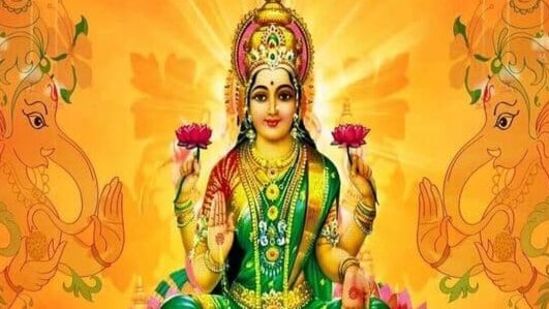 வாழ்க்கையில் ஒருவருக்கு சகல ஐஸ்வர்யங்களையும் அள்ளித் தருபவர் மகாலட்சுமியே ஆகும். செல்வம் மகிழ்ச்சி, அன்பு, கருணை அமைதி ஆகியவற்றின் ஆதாரமாகவும் விளங்கக்கூடியவர்.