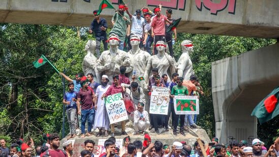 காலக்கெடுவுக்குள் பதவி விலகத் தவறினால், நீதிபதிகளின் வீடுகளை முற்றுகையிடுவோம் என்று வங்கதேச போராட்டக்காரர்கள் அச்சுறுத்தினர்.