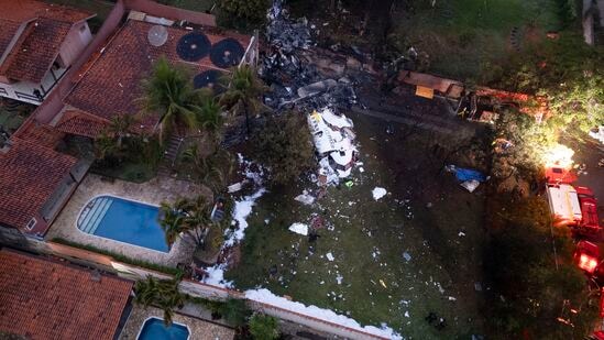 Brazil Plane crashes: சாவ் பாலோவின் வடமேற்கே சுமார் 80 கிலோமீட்டர் (50 மைல்) தொலைவில் உள்ள வின்ஹெடோ நகரில் விமானம் விழுந்த போது, சுற்றுப்புறத்தில் தரையில் யாராவது உயிரிழந்தார்களா என்பதை உறுதியாக அதிகாரிகளால் இன்னும் கூற முடியவில்லை. ஆனால் சம்பவ இடத்தில் இருந்தவர்கள் உள்ளூர்வாசிகளில் யாரும் பாதிக்கப்படவில்லை என்று கூறப்பட்டுள்ளது.&nbsp;