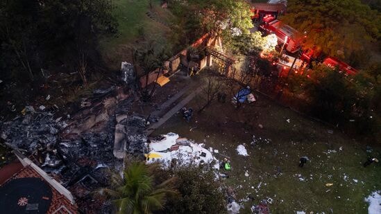 Brazil Plane crashes: விபத்திற்கு உள்ளான ஏடிஆர் 72 இரட்டை என்ஜின் டர்போபிராப் விமானம் 57 பயணிகள் மற்றும் 4 பணியாளர்களுடன் சாவ் பாலோவின் சர்வதேச விமான நிலையமான குவாருல்ஹோஸை நோக்கி சென்று கொண்டிருந்தபோது வின்ஹெடோவில் விபத்துக்குள்ளானதாக விமான நிறுவனமான வோபாஸ் தெரிவித்துள்ளது. இது பயணிகளின் பெயர்களுடன் ஒரு விமான மேனிஃபெஸ்டை வழங்கியது,