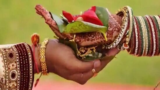 மகாலட்சுமி யோகம் அமையும் போது பல நன்மை பயக்கும். வேலை மற்றும் வியாபாரத்தில் நல்ல வெற்றியைப் பெறலாம். மேலும், திருமண வாழ்க்கை அழகாக இருக்கும். தொழில், வியாபாரத்தில் மரியாதையும் கௌரவமும் கிடைக்கும். வாழ்க்கையில் முன்னேற்றம் கிடைக்கும். பொறுப்புத் துறப்பு: இந்த கட்டுரையில் கொடுக்கப்பட்டுள்ள தகவல்கள் முற்றிலும் உண்மை மற்றும் துல்லியமானவை என்று நாங்கள் கூறவில்லை. அவற்றைத் தேர்ந்தெடுப்பதற்கு முன், சம்பந்தப்பட்ட துறையில் நிபுணரை அணுகவும்.