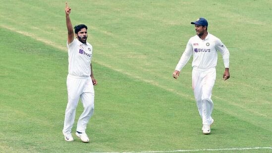 India's Shardul Thakur (L) during the 2020/21 tour of Australia.  