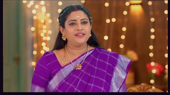 அதன் தொடர்ச்சியாக ரமேஷ்,ரம்யாவை கோவிலுக்கு வர வைக்க, இங்கு வந்த ரம்யா, எதுக்கு என்ன வர சொன்ன என்று கேட்டாள். அவளிடம் உனக்கு ஒரு சர்ப்ரைஸ் இருக்கு என்று சொல்ல, அபிராமி என்ட்ரி கொடுக்கிறாள்.&nbsp;உடனே ரமேஷ் தீபாவோட கல்யாணம், எங்களோட கல்யாணம் நல்லபடியா நடக்கணும்னு ரம்யா பரிகாரம் செய்ய வந்ததாக சொல்லி கோர்த்து விடுகிறான். உடனே அபிராமி, நல்ல விஷயம் உனக்கு நல்ல மனசு என்று சொல்ல, ரம்யா வேறு வழியின்றி பரிகாரமாக அங்கபிரதர்ஷணம் செய்தாள். அபிராமியும் கூடவே இருந்தாள்.&nbsp;இப்படியான நிலையில் அடுத்ததாக நடக்க போவது என்ன என்பது குறித்து அறிய கார்த்திகை தீபம் சீரியலை உங்கள் ஜீ தமிழ் தொலைக்காட்சியில் காணத்தவறாதீர்கள்.