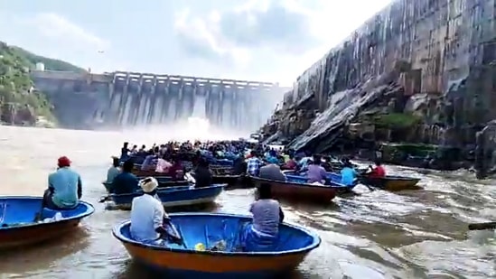 துங்கபத்ரா அணை 19வது கதவணை அடித்து செல்லப்பட்டதால், சுங்கேசுலா அணைக்கு நீர்வரத்து அதிகரித்துள்ளது. சுங்கேசுலாவில் இருந்து ஸ்ரீசைலத்துக்கு விநாடிக்கு 77,598 கனஅடி நீர்வரத்து இருப்பதாக அதிகாரிகள் தெரிவித்துள்ளனர்