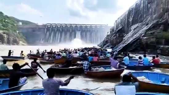 வெள்ள நீர் வடிந்ததையடுத்து, ஸ்ரீசைலம் நீர்த்தேக்கத்தில் மீனவர்கள் சிறிய படகுகளில் மீன்பிடிப்பில் ஈடுபட்டனர். இதுதொடர்பான விடியோக்களும் வெளியாகி வைரலாகியுள்ளன&nbsp;