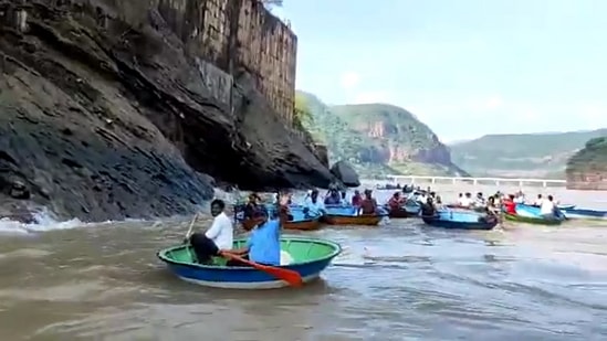 இந்த விடியோக்களுக்கு லைக்குகள் குவித்த அதே வேளையில், மீனவர்களின் பாதுகாப்பு குறித்து தங்களது அக்கறையை நெட்டிசன்கள் வெளிப்படுத்தியுள்ளனர். விடியோவில் லைப் ஜாக்கெட் இல்லாமல் மீனவர்கள் மீன்பிடிக்க செல்வது குறித்து நெட்டிசன்கள் கவலை தெரிவித்தனர். அதேசமயம் இன்னும் சிலர், மீனவர்களுக்கு நீச்சல் திறமை நன்கு இருப்பதாகவும், அவர்கள் பெரும்பாலும் லைஃப் ஜாக்கெட் இல்லாமல் மீன்பிடிப்பில் ஈடுபடுவார்கள் என கருத்து தெரிவித்துள்ளனர்