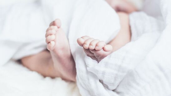 ஆடும் நாற்காலி - உங்கள் வீட்டில் ஆடும் நாற்காலிகள் இருந்தால் நல்லது. இது உங்கள் குழந்தைகளின் அறைக்கு பொருத்தமான ஒரு அலங்கார பொருள் மட்டுமின்றி தேவையான பொருளும் ஆகும். குழந்தைகளுக்கு அதில் படுத்து உறங்கவைக்க எளிமையானதாக இருக்கும். அவர்களை அந்த நாற்காளியில் அமர்ந்து ஆட்டி உறங்கவைத்து அருகில் உள்ள பெட்டில் படுக்க வைக்க வசதியாக இருக்கும். எனவே ஒரு வசதியான ஆடும் நாற்காலியையும் வாங்கிக்கொள்ளலாம்.