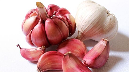 Garlic : பச்சை பூண்டு அனைவருக்கும் நன்மை பயக்கும். ஆனால் ஆண்களின் வலிமைக்கு இது மிகவும் பயனுள்ளதாக இருக்கும். ஆண்களுக்கு ஏற்படும் விறைப்புத்தன்மை பிரச்சனையை குணப்படுத்துவதில் இது பயனுள்ளதாக இருக்கும். பச்சை பூண்டை மெல்லுவது பாக்டீரியா, வைரஸ்கள், பூஞ்சை உள்ளிட்ட நோய்க்கிருமிகளை எதிர்க்க உதவும்.