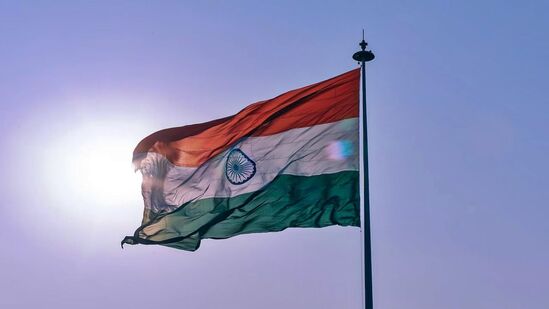 சுதந்திர தினத்தை முன்னிட்டு வீட்டிலேலே தேசிய கொடியை ஏற்றி அதன் பின்னணியில் புகைப்படங்கள் எடுத்துக்கொண்டு சமூக வலைத்தளங்களில் பதிவிடும் பழக்கம் மக்களிடையே ஏற்படுட்டுள்ளது. ஆனால் மூவர்ண கொடியை ஏற்றும் முன் பின்பற்ற வேண்டிய சில விதிமுறைகள் இருக்கின்றன