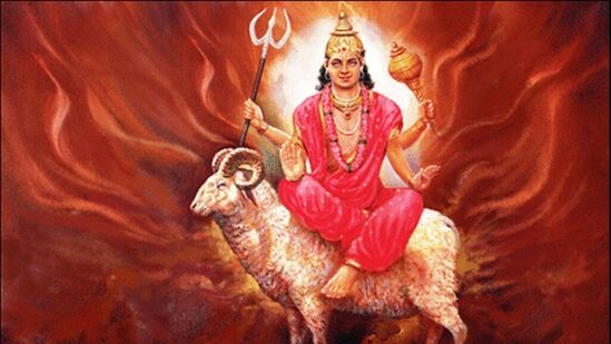 இந்து நாட்காட்டியின்படி, செவ்வாய் டிசம்பர் 7, 2024 சனிக்கிழமை காலை 05:01 மணிக்கு பின்னோக்கி மாறி, பிப்ரவரி 24, 2025 வரை திங்கள் காலை 07:27 மணி வரை பின்னோக்கி இருக்கும். இது மேஷம் முதல் மீனம் வரை 12 ராசிகளுக்கு சுபமான மற்றும் அசுபமான விளைவை ஏற்படுத்தும். ஜோதிட கணக்கீடுகளின்படி, 2024 ஆம் ஆண்டின் கடைசி மாதத்தில் செவ்வாய் பிற்போக்கு காரணமாக சில ராசிக்காரர்கள் பெரிதும் பயனடைவார்கள். பிற்போக்கு செவ்வாய் ராசிகளில் ஏற்படுத்தும் தாக்கத்தை தெரிந்து கொள்வோம்