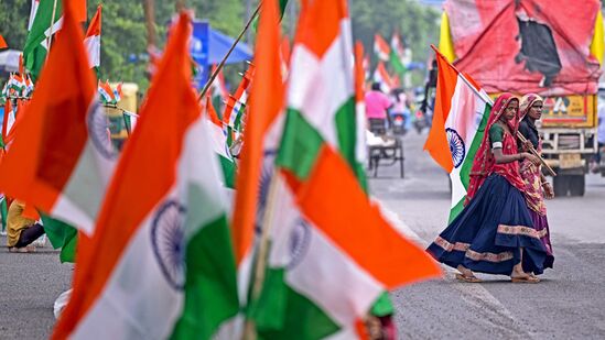 இந்தியா ஆகஸ்ட் 15 அன்று ஆங்கிலேயரிடம் இருந்து சுதந்திரம் பெற்றது. எனவே இந்த நாளில், அதாவது 15 ஆகஸ்ட் 1947 அன்று, பிரிட்டிஷ் யூனியன் கொடி இறக்கப்பட்டு, இந்தியாவின் தேசியக் கொடி ஏற்றப்பட்டது. அன்று முதல் இந்த கொடி ஏற்றும் நடைமுறை இருந்து வருகிறது