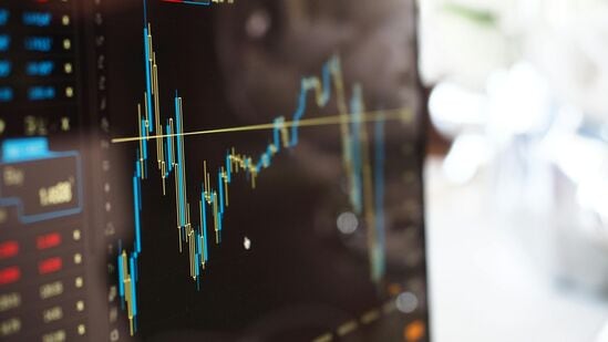 Stock market: 5 பைசாவின் ருச்சித் ஜெயின் இந்த வாரம் இரண்டு பங்குகளை பரிந்துரைத்துள்ளார் - எண்ணெய் மற்றும் இயற்கை எரிவாயு கார்ப்பரேஷன் லிமிடெட் (ONGC), மற்றும் இந்துஸ்தான் யூனிலீவர் லிமிடெட் (HUL) பங்குகளை தான் அவர் பரிந்துரைத்துள்ளார். மேலும் விரிவாகப் பார்ப்போம்.