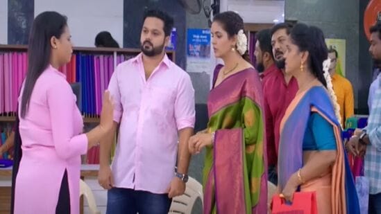 Kayal Serial: காரில் தனம், மூர்த்தி, எழில், கயல் சென்று கொண்டு இருக்கிறார்கள். அப்போது கயல், “ அம்மா ஆசைப்பட்டு என்னிடம் கேட்ட ஒன்றே ஒன்று, என் திருமணத்திற்கு அனைவரும் வர வேண்டும், என்று தான் . எனக்கு அது தான் முக்கியம். அதை நான் செய்வேன்” என்றார்.