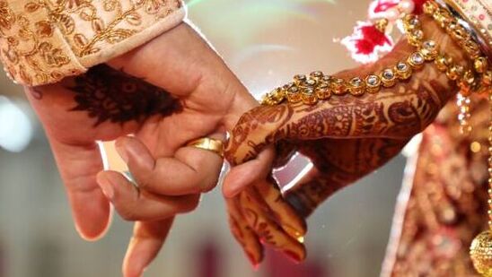 மிதுனம்: நீங்கள் சோகமாகவோ அல்லது தனிமையாகவோ உணர்ந்தால், உங்கள் வாழ்க்கையின் மிக முக்கியமான நபருடன் பேசுங்கள். அவரது குறும்புத்தனமான வார்த்தைகள் உங்களை எல்லாவற்றையும் மறக்கச் செய்யும்.