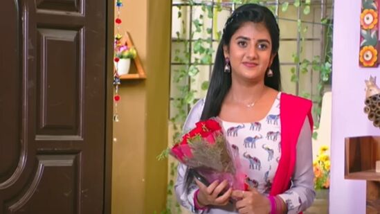 Marumagal Serial: பிரபுவின் தந்தை அவரின் தாய்யிடம், “ பிரபு சொன்ன எந்த கண்டிஷனும் ஆதிரைக்கு சொல்லவே இல்லை. அவருக்கு தெரியவே தெரியாது என சொல்ல போகிறேன் ” என சொல்கிறார்.