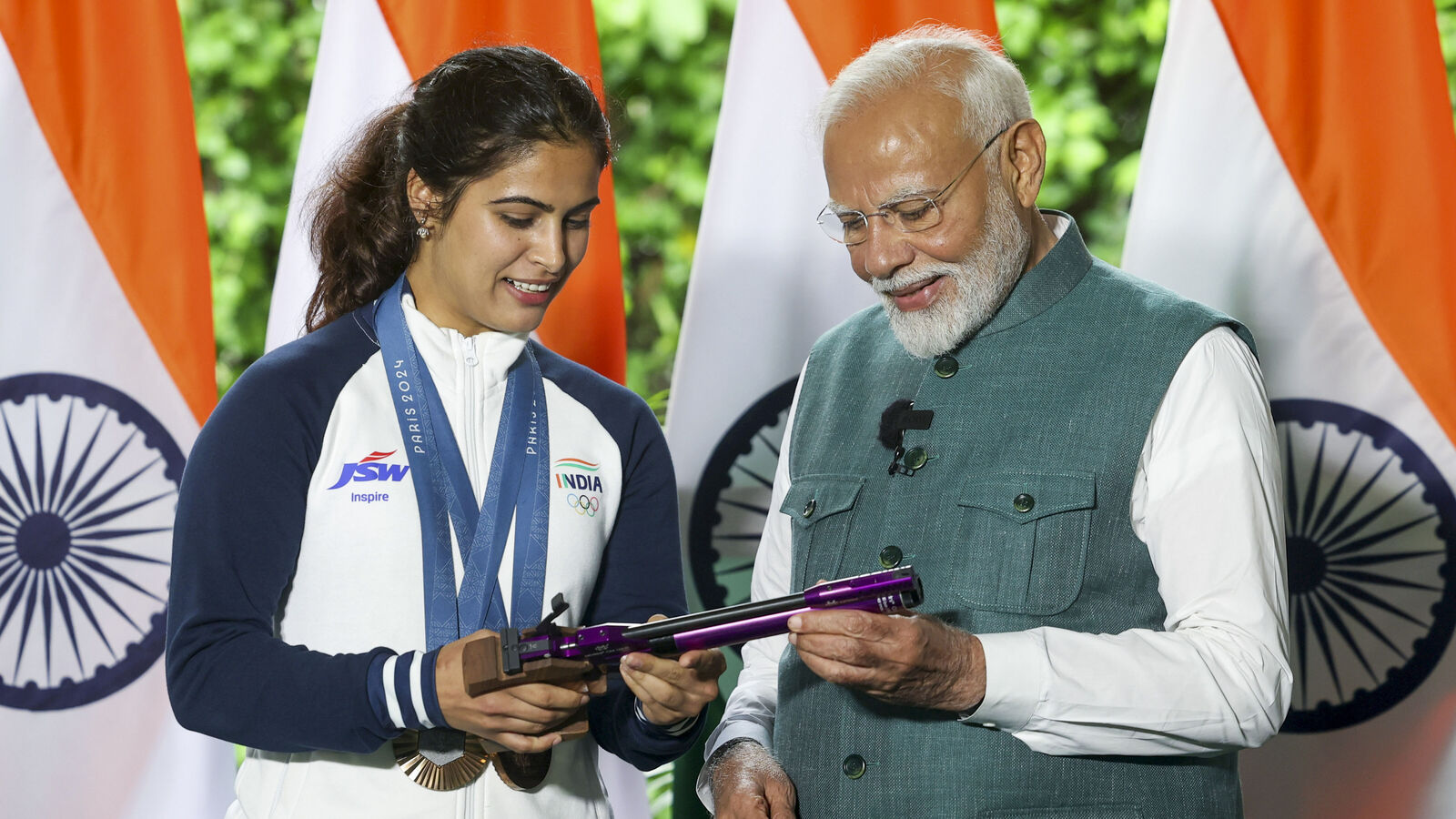 Manu Bhaker: இரண்டு பதக்கங்களை வெல்ல காரணமாக இருந்த துப்பாக்கி..! மோடியிடம் காண்பித்த மனு பாக்கர்