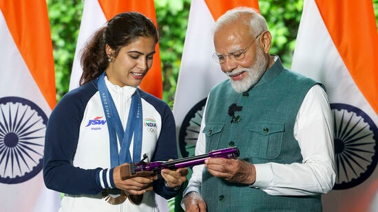 Manu Bhaker: இரண்டு பதக்கங்களை வெல்ல காரணமாக இருந்த துப்பாக்கியை மோடியிடம் காண்பித்த மனு பாக்கர்