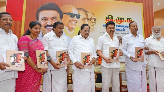 DMK : முத்தமிழறிஞர் கலைஞர் அவர்களின் புகழினைப் போற்றுகிற வகையில் இந்திய ஒன்றிய அரசு 100 ரூபாய் மதிப்பிலான தலைவர் கலைஞர் அவர்களின் உருவம் பொறித்த நாணயம் வெளியிட முன்வந்தமைக்கு இந்த மாவட்டக் கழகச் செயலாளர்கள் கூட்டம் மனமார்ந்த நன்றியினைத் தெரிவித்துக் கொள்கிறது.