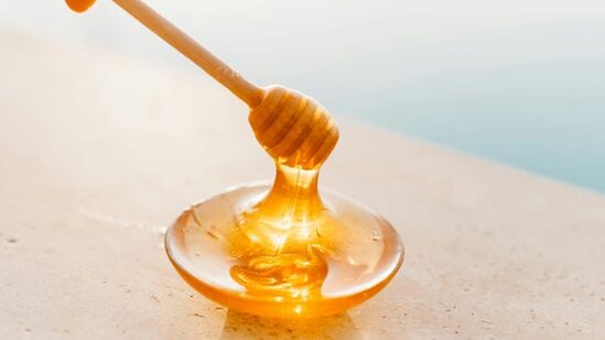குளிர்காலம் வந்தால் சருமம் வறண்டு போகும். பின்னர் இருமல் மற்றும் சளி பிரச்சனைகள் உங்கள் உடலை பாதிக்கிறது. இவை அனைத்திற்கும் நல்ல மருந்து தேன்.